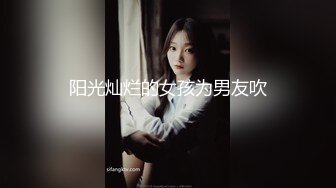 阳光灿烂的女孩为男友吹