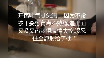 最新全景厕拍漂亮服务员 想到什么好事 乐的裂开嘴