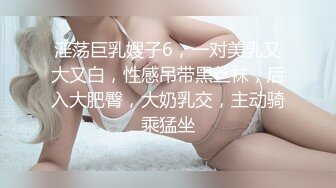 潜入房间发现她在看书