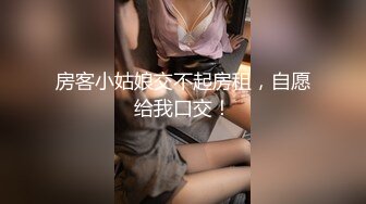 服装店抄底漂亮少妇同事 边聊天边抄更刺激 穿着骚内丁的大屁屁真性感