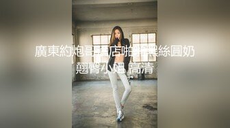 C月月高颜值性感肥臀妹子道具自慰诱惑，吊带装衬衣大黑牛震动翘屁股特写